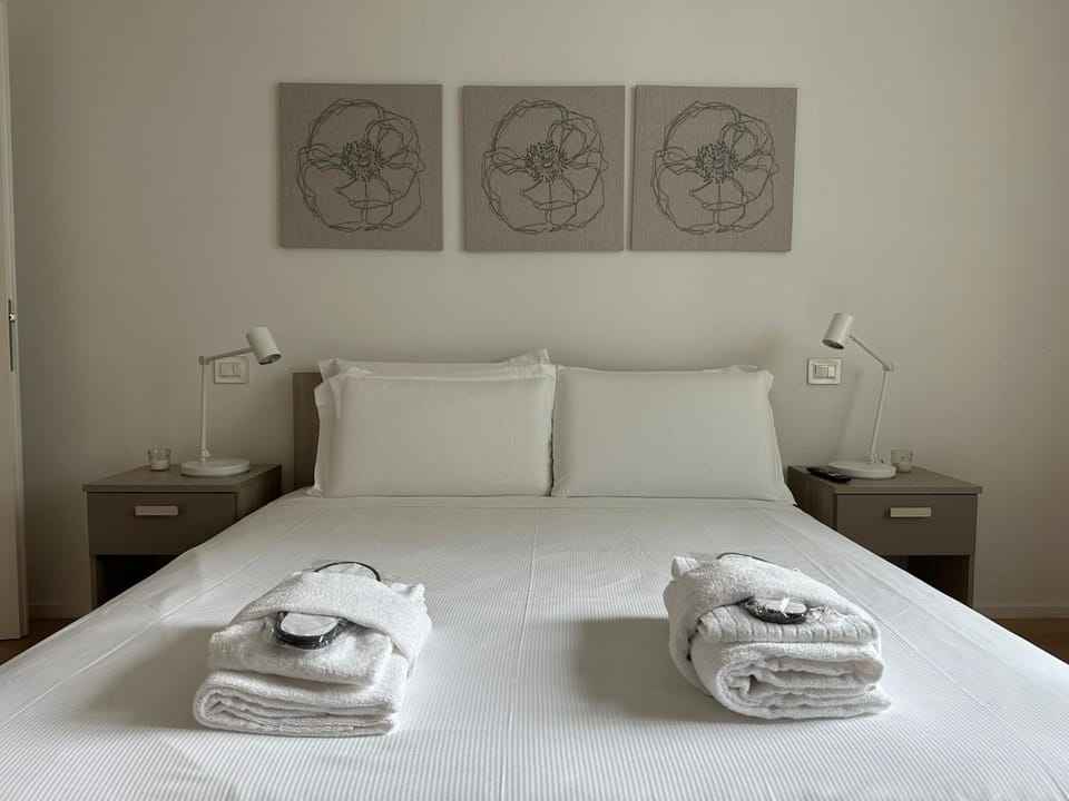 Bed, Bedroom, towels