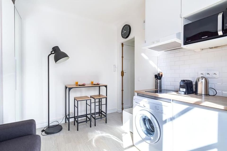 Kitchen or kitchenette, Dining area, washing machine