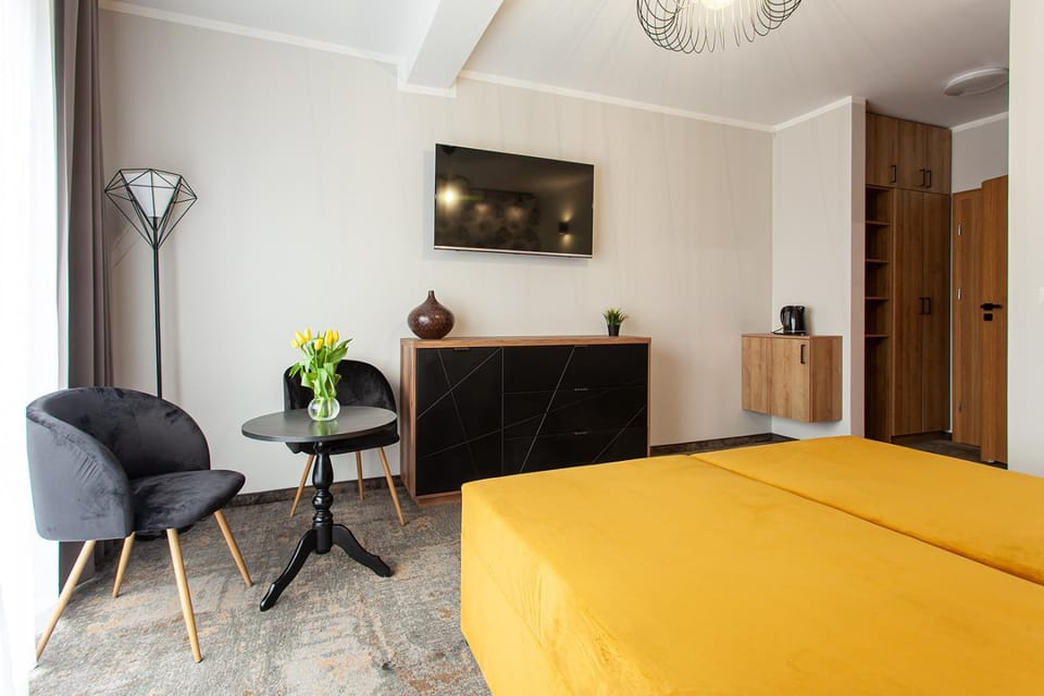 Bed, TV and multimedia, Photo of the whole room, hair dresser