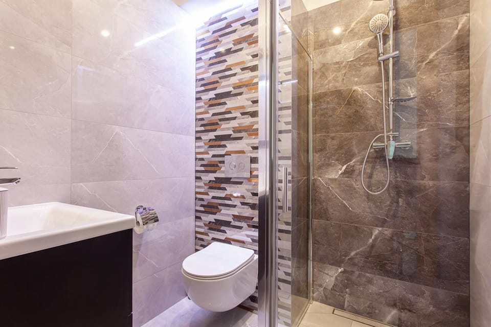 Shower, Toilet, Bathroom, towels