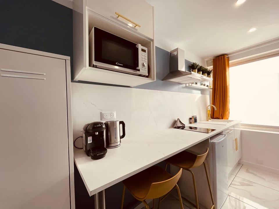 Kitchen or kitchenette, minibar