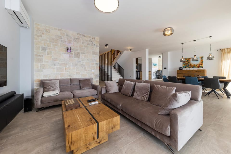 Luxury beachfront villa in Kožino, Zadar with stunning sea views Villa in Zadar County
