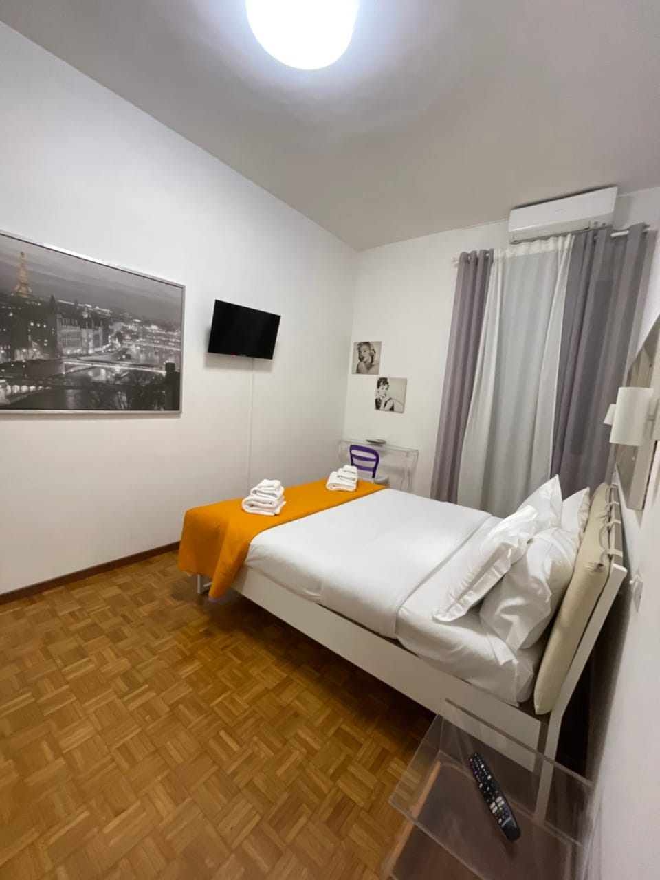 Bed, TV and multimedia, Photo of the whole room, Bedroom, towels
