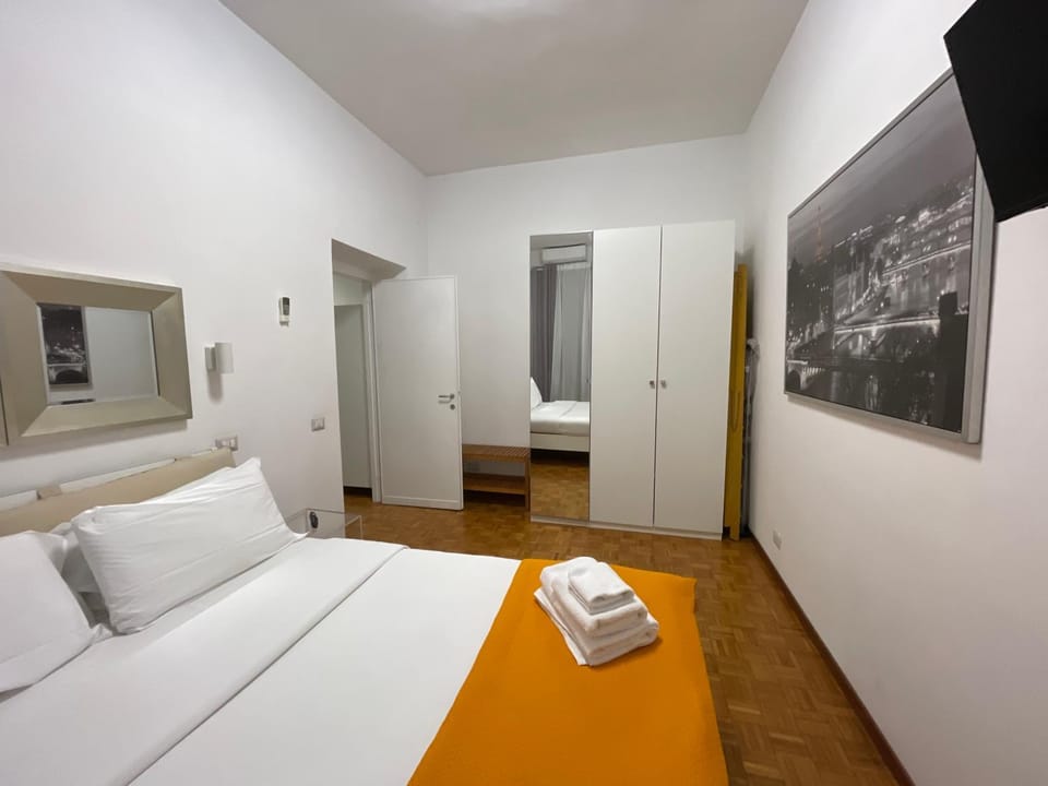 Bed, TV and multimedia, Photo of the whole room, Decorative detail, Bedroom, towels, wardrobe