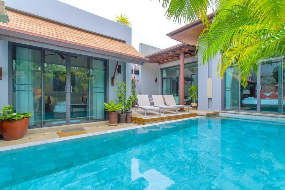 Property building, Patio, Day, Swimming pool, sunbed