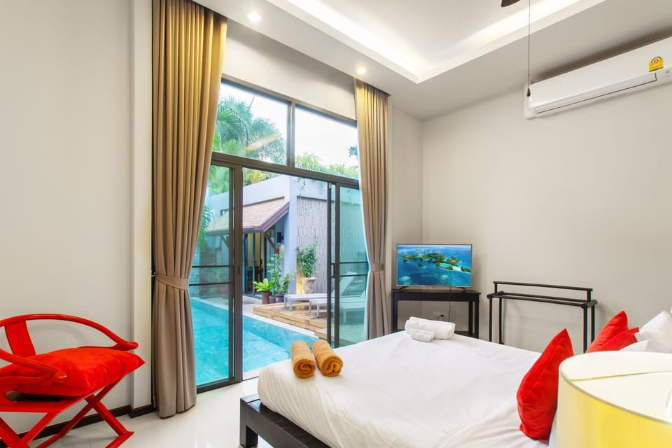 Bed, Photo of the whole room, Seating area, Bedroom, Pool view