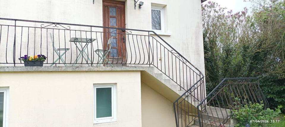 Saint Brieuc sortie ville Logement dans maison année 1970 disposant de 5 chambres 6 personnes adultes ou enfants House in Brittany