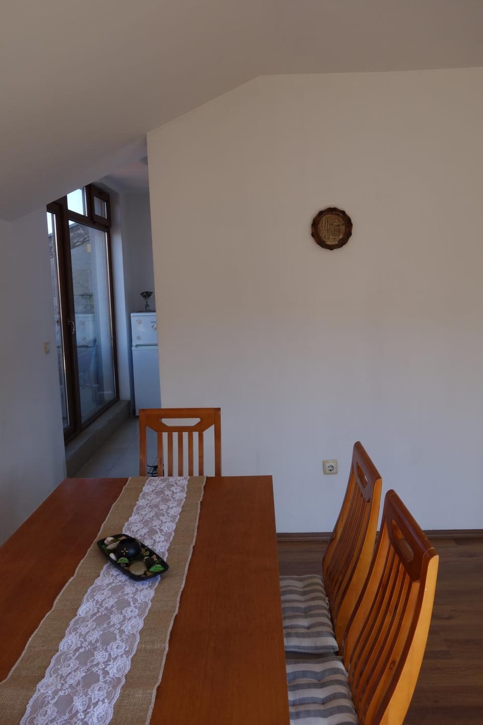 Bed, Food and drinks, Dining area, Drinks, Alcoholic drinks, Non alcoholic drinks