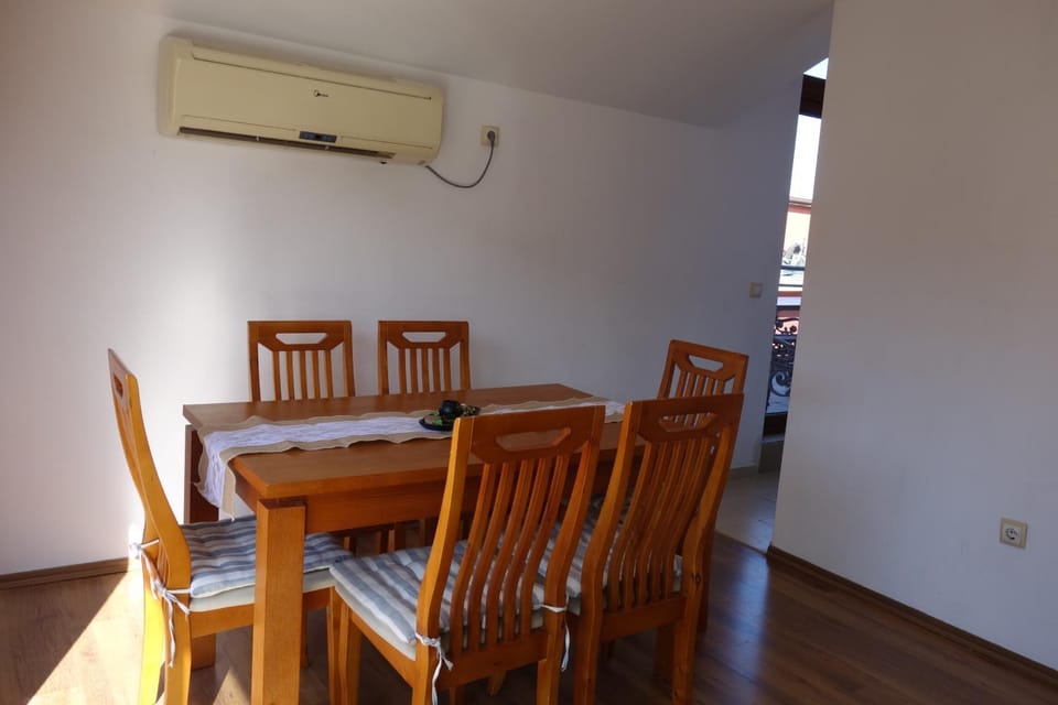 Food and drinks, Dining area, Food