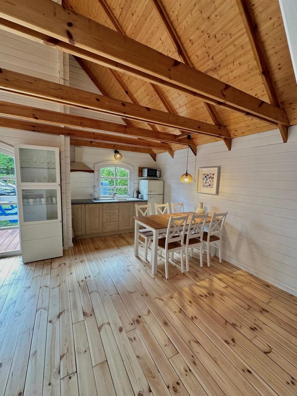 Kitchen or kitchenette, Dining area, stove