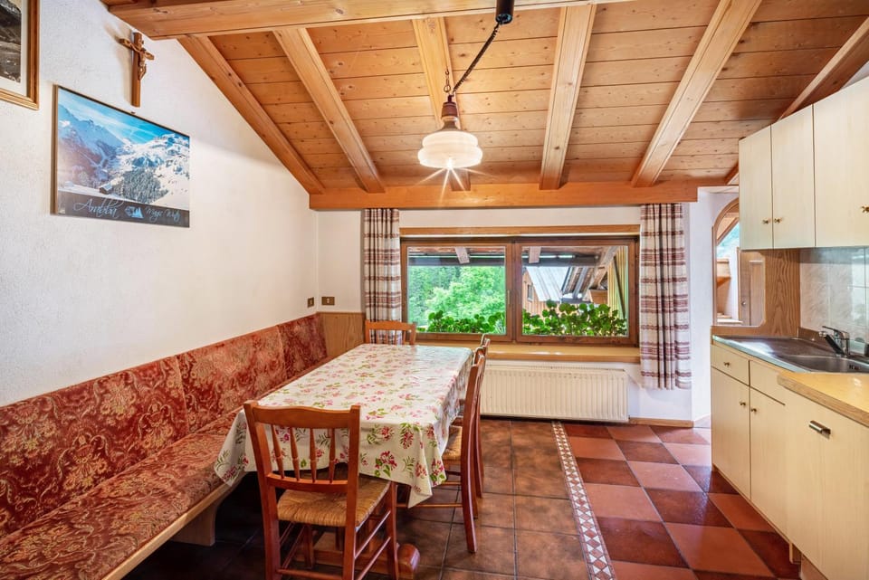 Property building, Kitchen or kitchenette, Living room