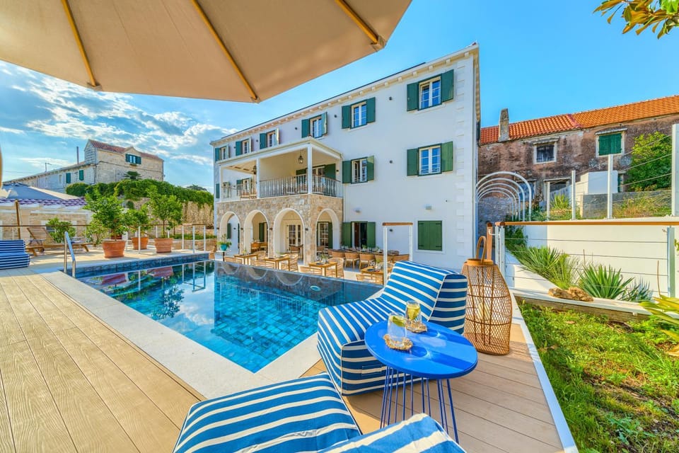 Property building, Garden, Seating area, Garden view, Pool view, Swimming pool, sunbed