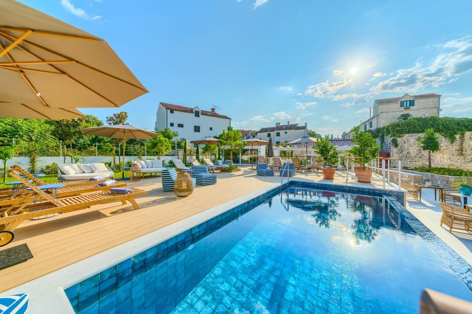 Garden, Balcony/Terrace, Seating area, Garden view, Pool view, Swimming pool, Sunrise, Sunset, sunbed