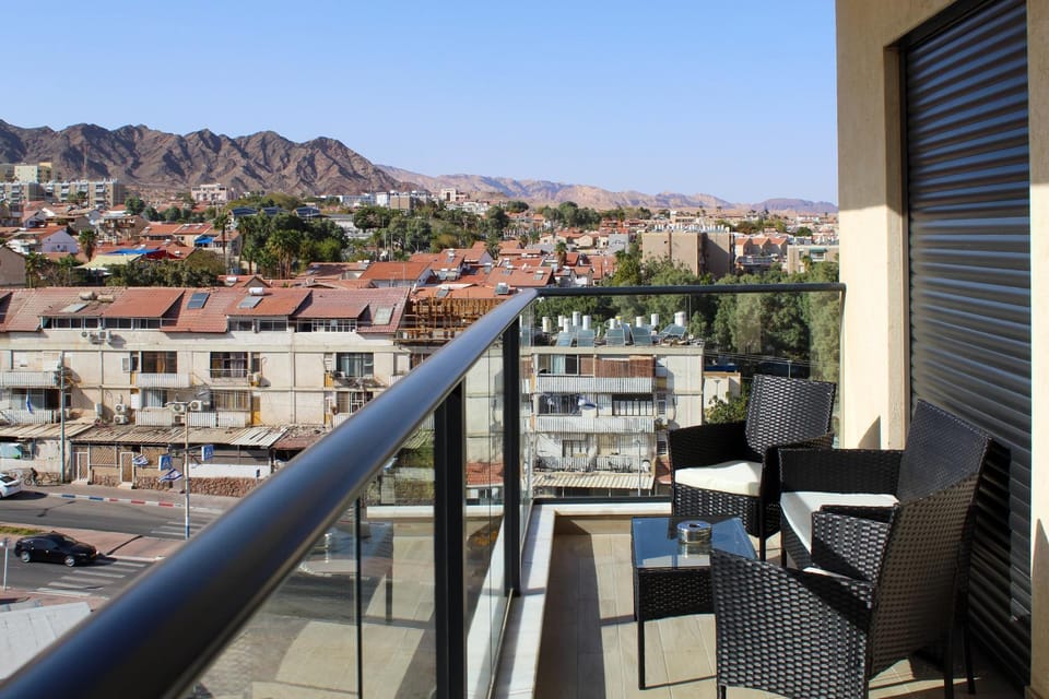 View (from property/room), Balcony/Terrace, Seating area, City view, Mountain view