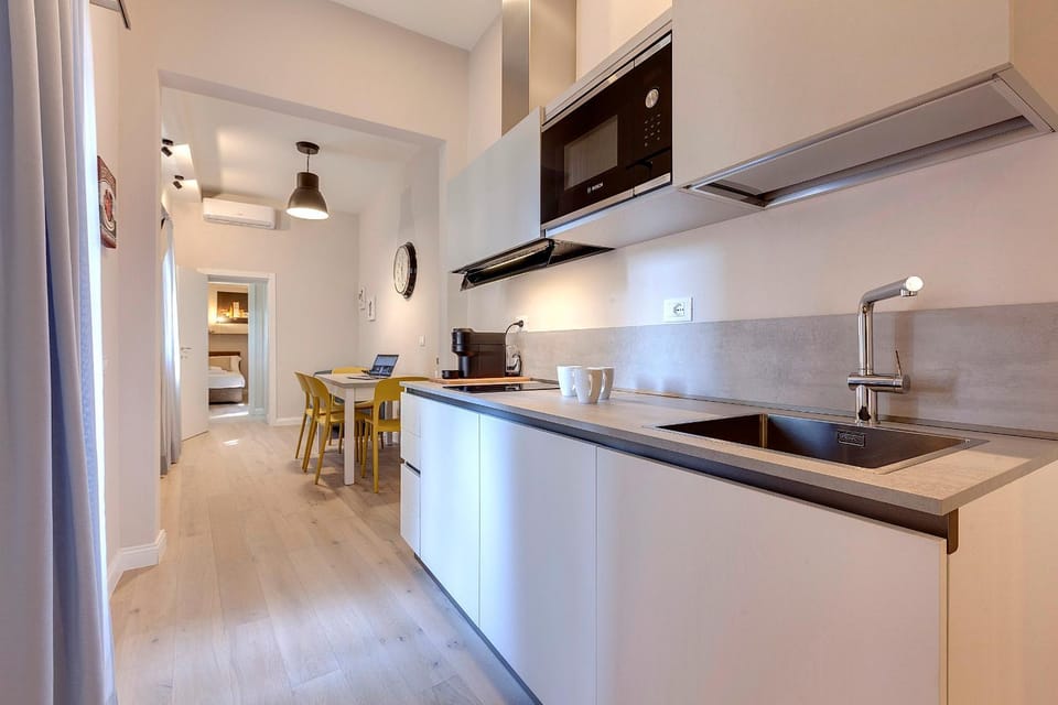 Kitchen or kitchenette, Dining area, minibar, stove