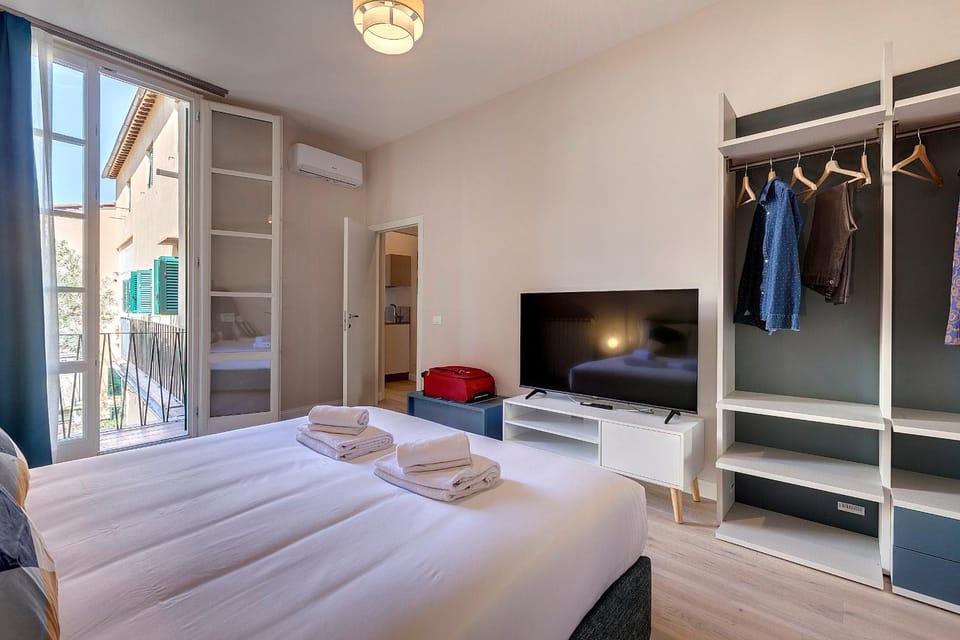 Bed, TV and multimedia, Photo of the whole room, Bedroom, wardrobe