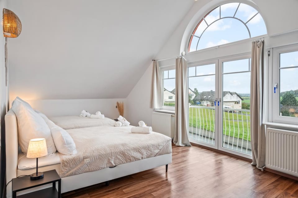Bed, View (from property/room), Decorative detail, Bedroom, Landmark view, towels