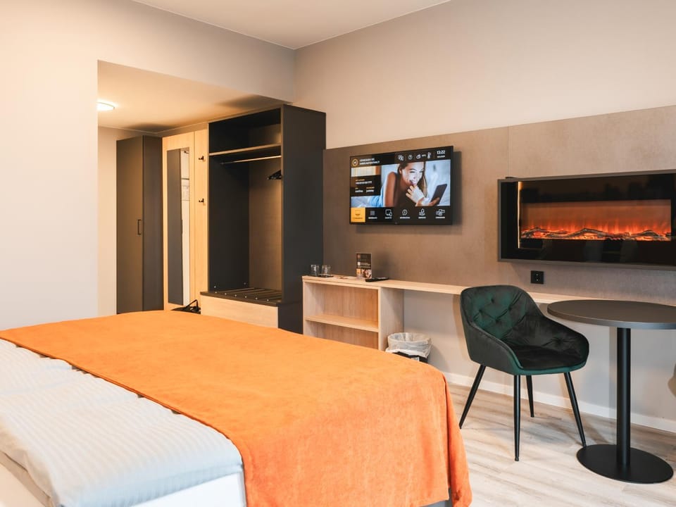 Bed, TV and multimedia, Living room, Photo of the whole room, Seating area, Bedroom