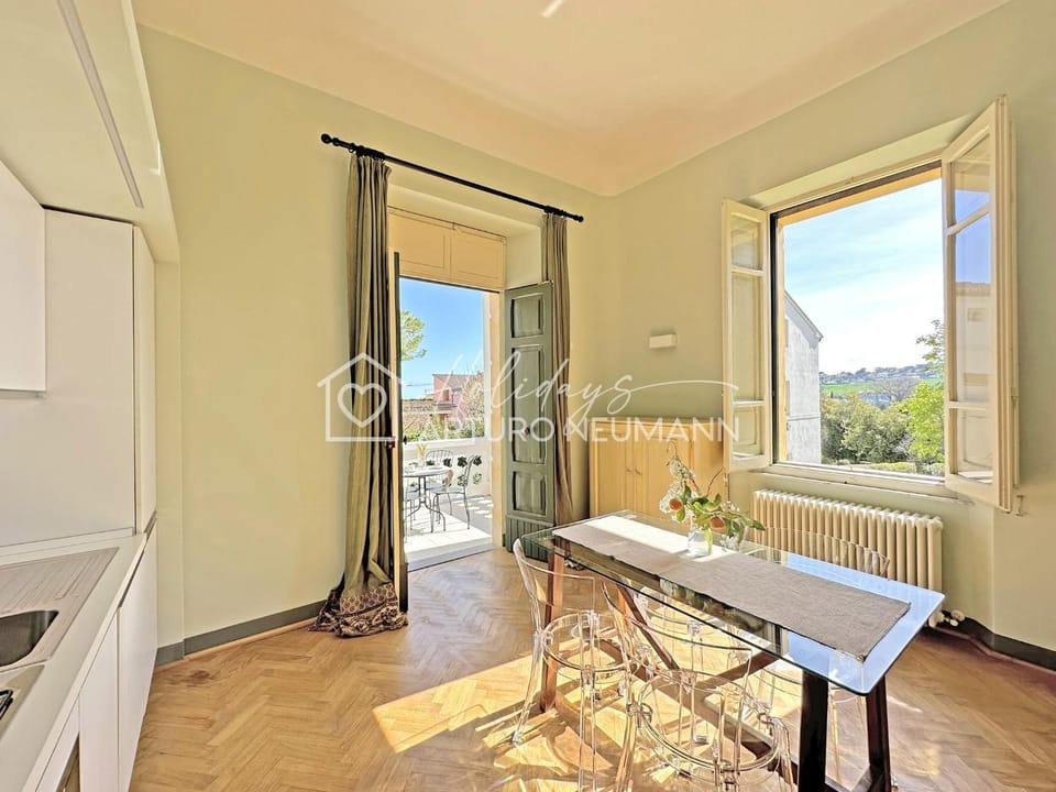 Day, Balcony/Terrace, Living room, Seating area, Dining area