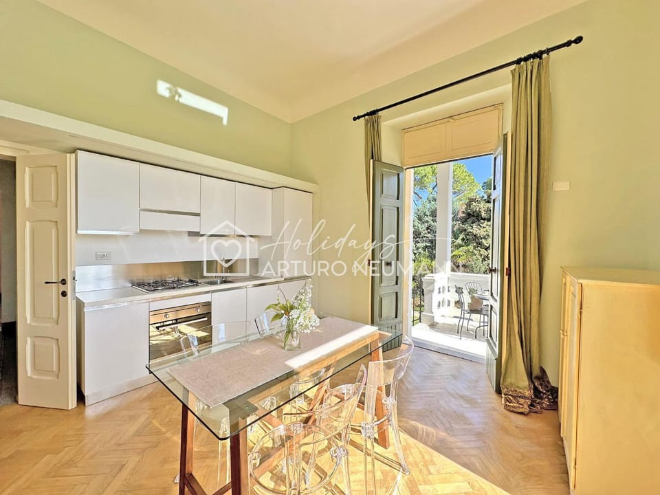 Kitchen or kitchenette, Dining area, oven, stove