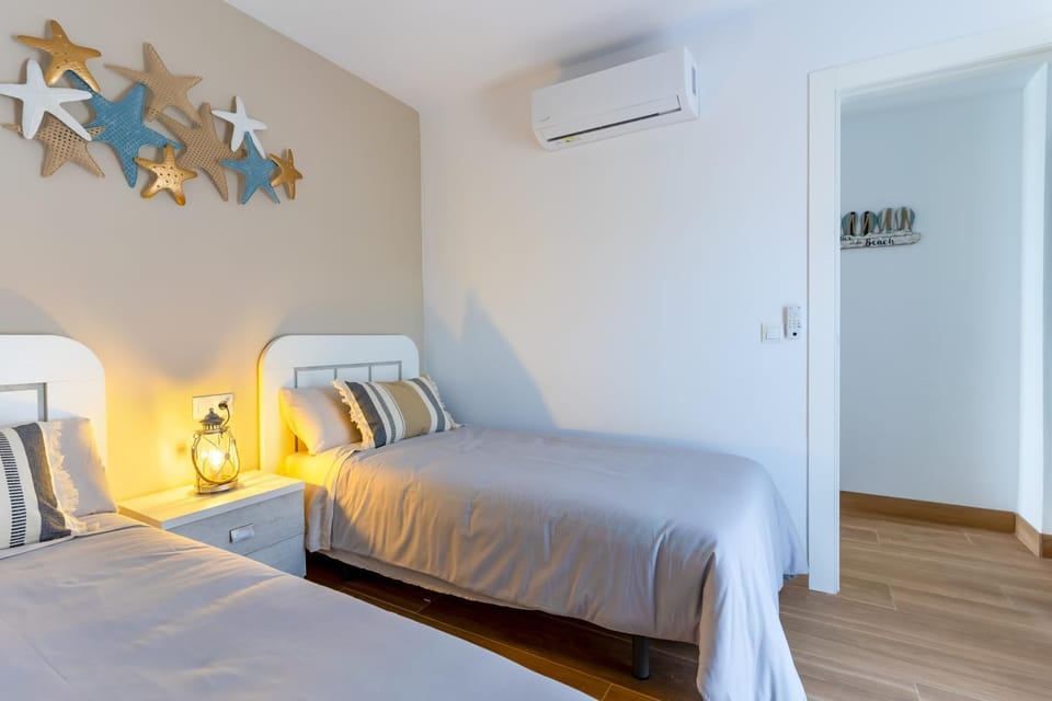 Bed, Photo of the whole room, Bedroom, air conditioner