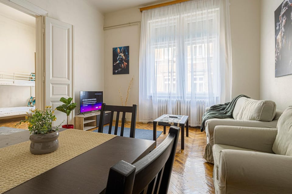 Day, TV and multimedia, Living room, Seating area, Dining area