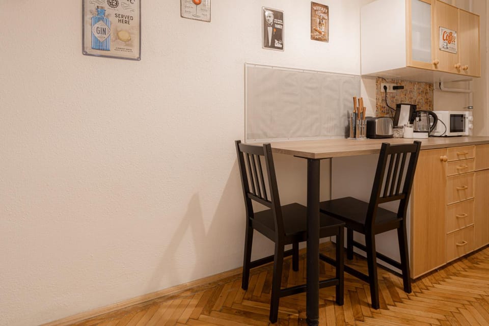 Seating area, Dining area, microwave, kitchen