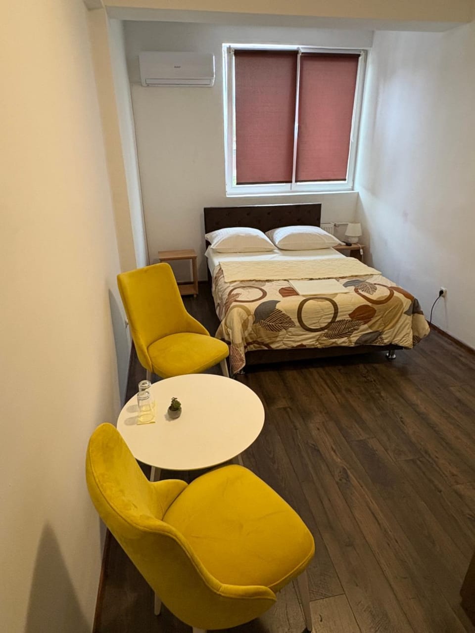 Bed, Living room, Photo of the whole room, Seating area, Bedroom