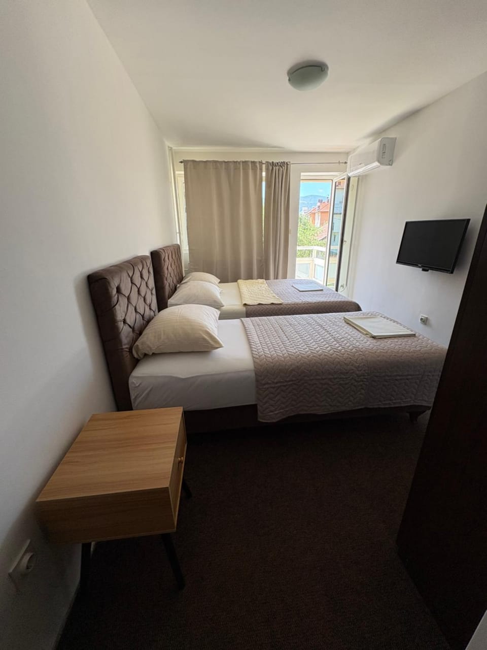 Bed, TV and multimedia, Balcony/Terrace, Photo of the whole room, Bedroom, air conditioner