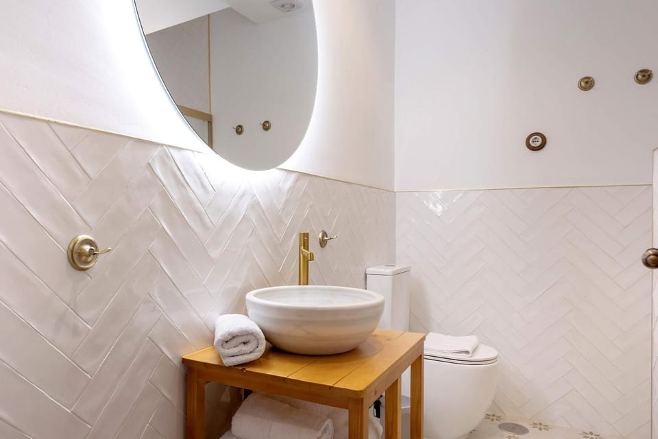 Toilet, Bathroom, towels