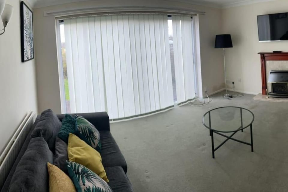 3 Bed House with free parking Apartment in Wolverhampton