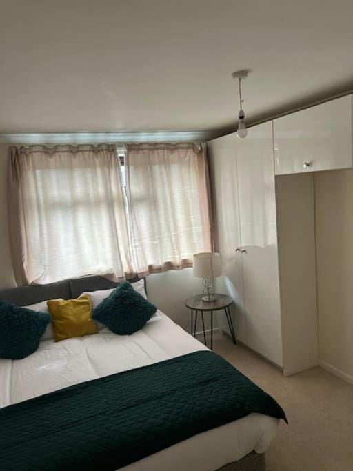3 Bed House with free parking Apartment in Wolverhampton
