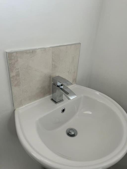 3 Bed House with free parking Apartment in Wolverhampton