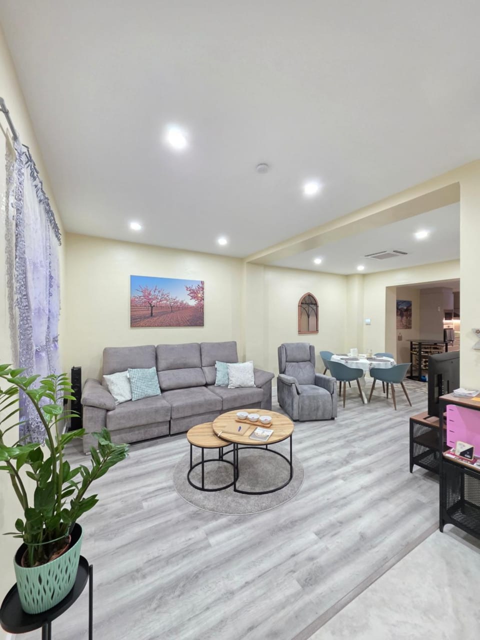 TV and multimedia, Living room, Seating area, Dining area