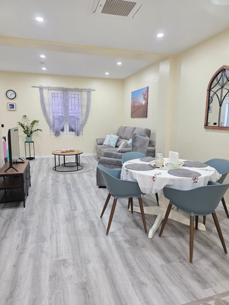 TV and multimedia, Living room, Dining area, air conditioner