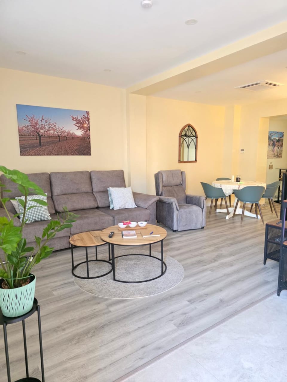 TV and multimedia, Living room, Seating area, Dining area, air conditioner