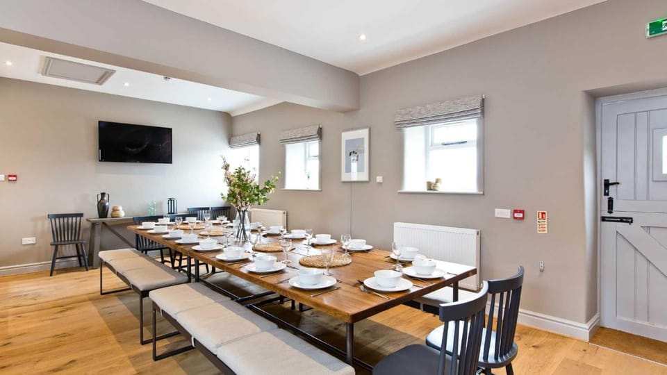 Property building, TV and multimedia, Dining area