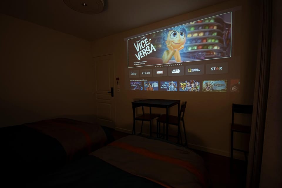 Bed, TV and multimedia, Photo of the whole room, Bedroom