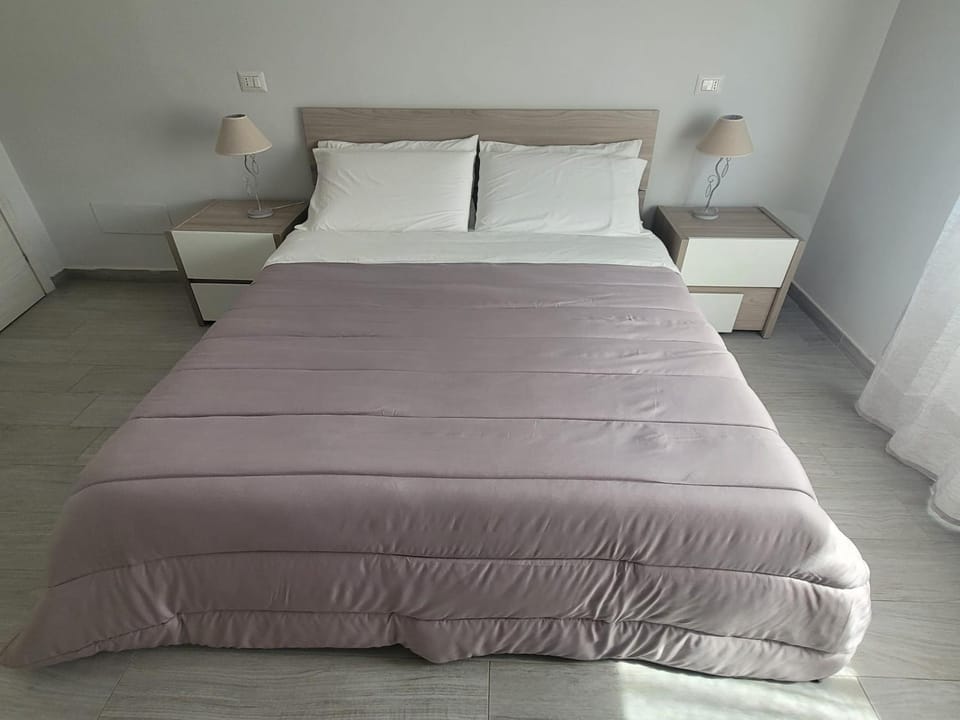 Bed, air conditioner, air conditioner