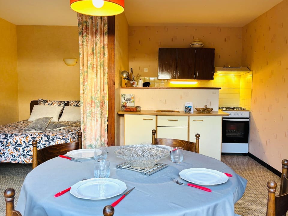 Bed, TV and multimedia, Dining area