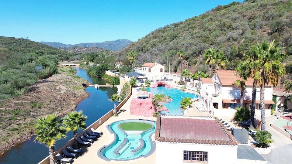 Property building, Day, Neighbourhood, Natural landscape, Bird's eye view, Mountain view, Pool view, River view, Swimming pool