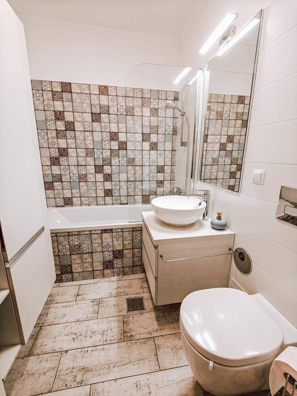 Elegant Escape-Parking, private parking,kingsize b Apartment in Cluj-Napoca
