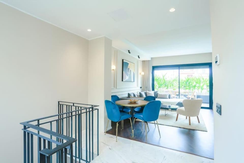 Seating area, Dining area