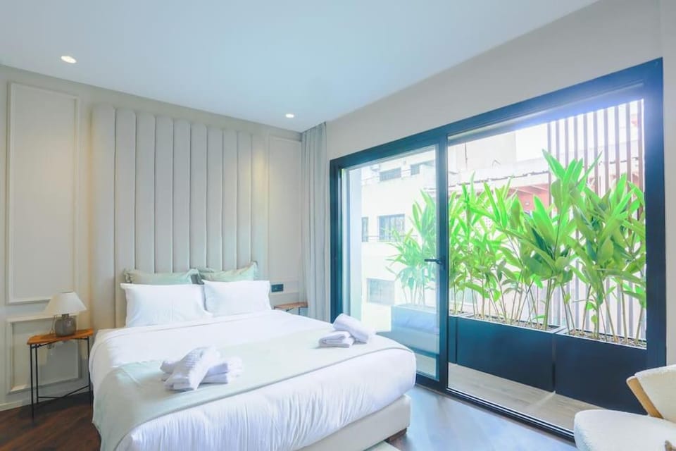 Bed, Bedroom, towels
