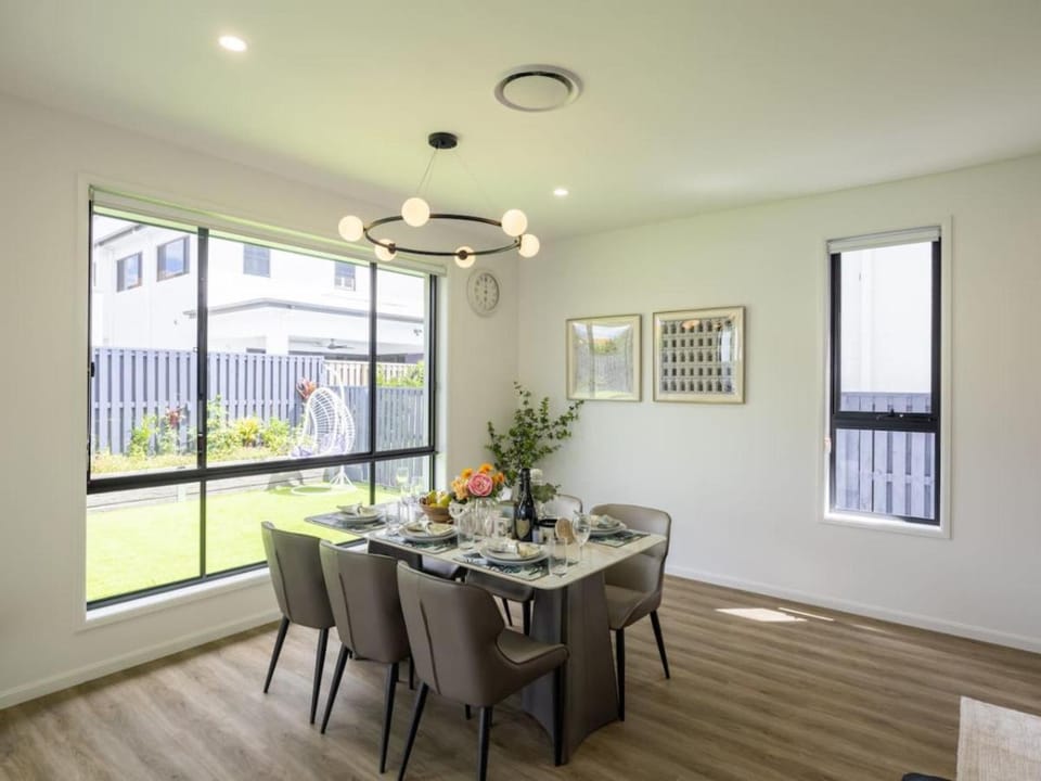 Modern Elegance Spacious 5BR Retreat in Rochedale House in Brisbane
