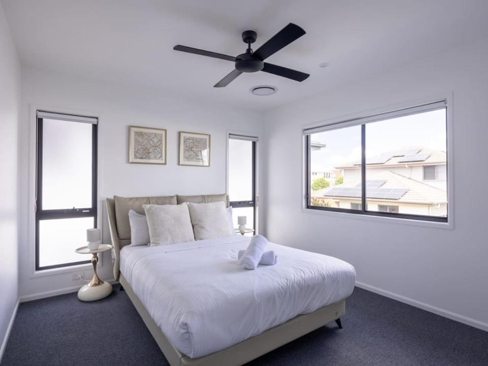 Modern Elegance Spacious 5BR Retreat in Rochedale House in Brisbane