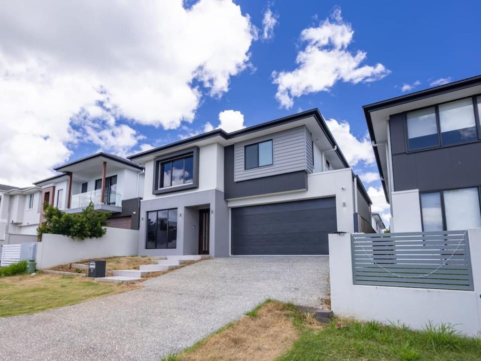 Modern Elegance Spacious 5BR Retreat in Rochedale House in Brisbane