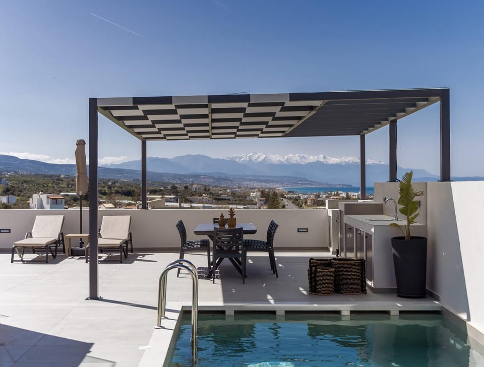 View (from property/room), Mountain view, Pool view, Swimming pool, sunbed