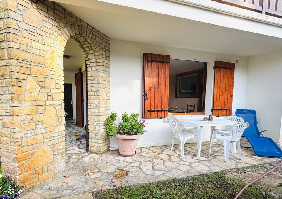 Facade/entrance, Garden, Dining area, sunbed
