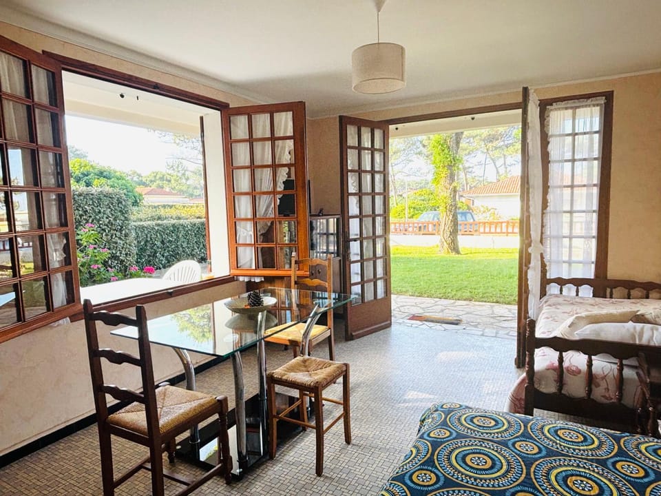 Bed, Dining area